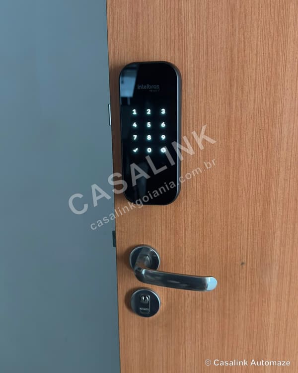 Fechadura digital instalada em porta residencial