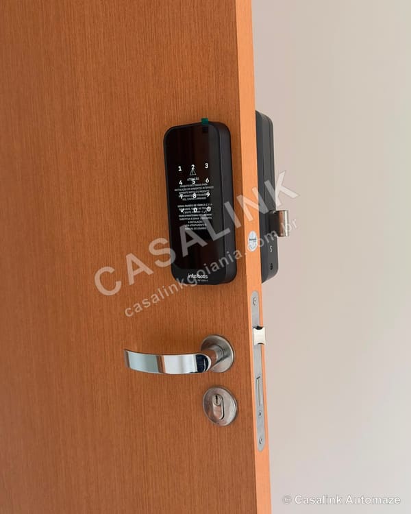 Fechadura digital instalada em porta de madeira