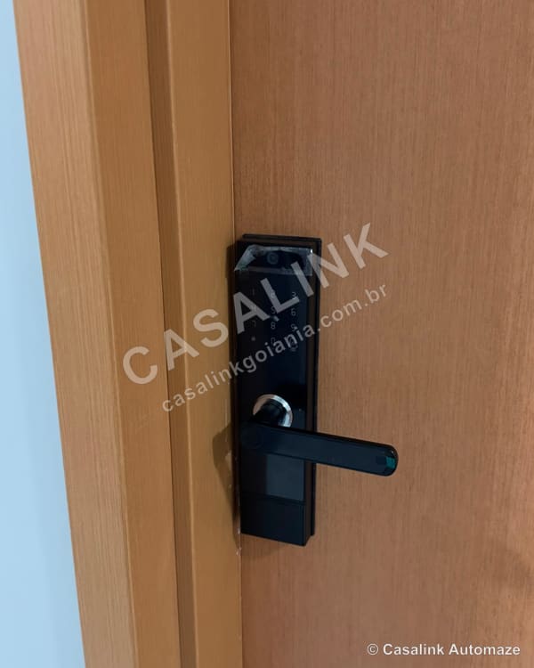 Fechadura digital com maçaneta instalada em porta de madeira