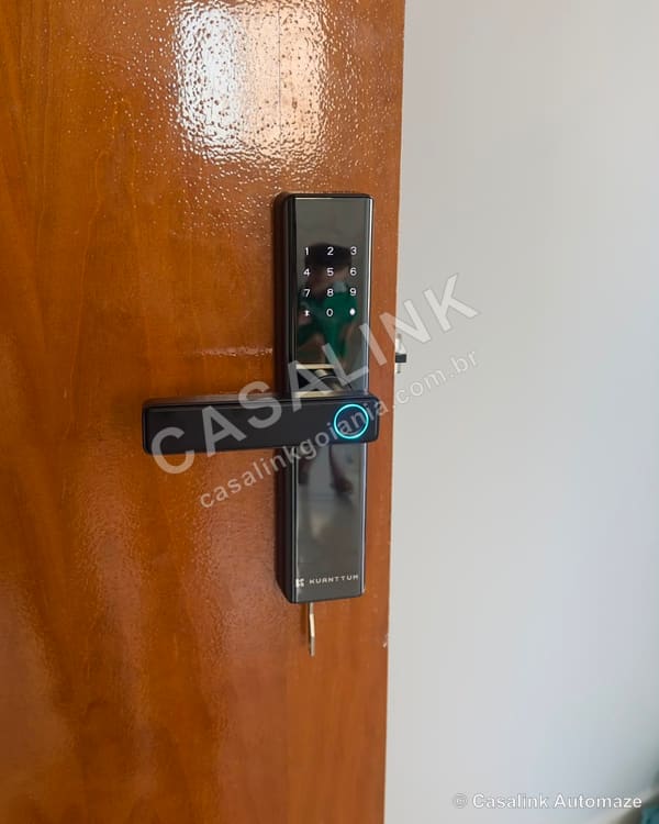Fechadura digital instalada pela equipe Casalink