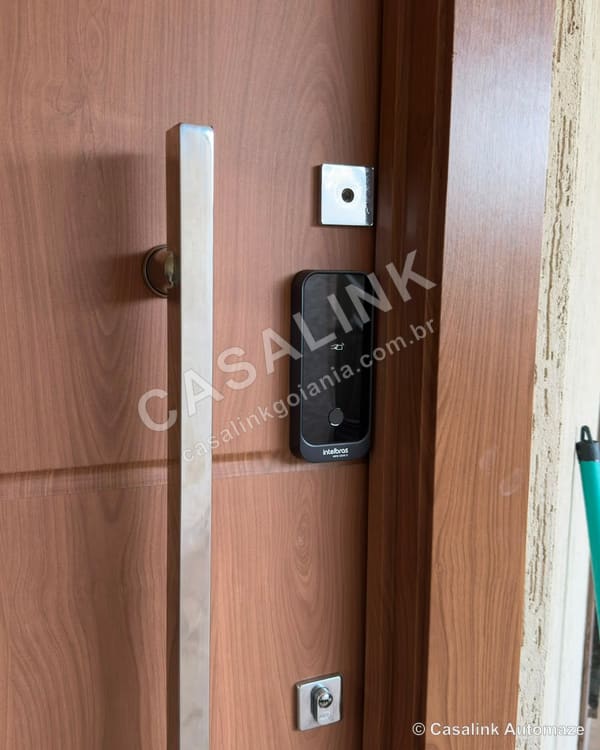 Fechadura digital recém-instalada em porta de madeira