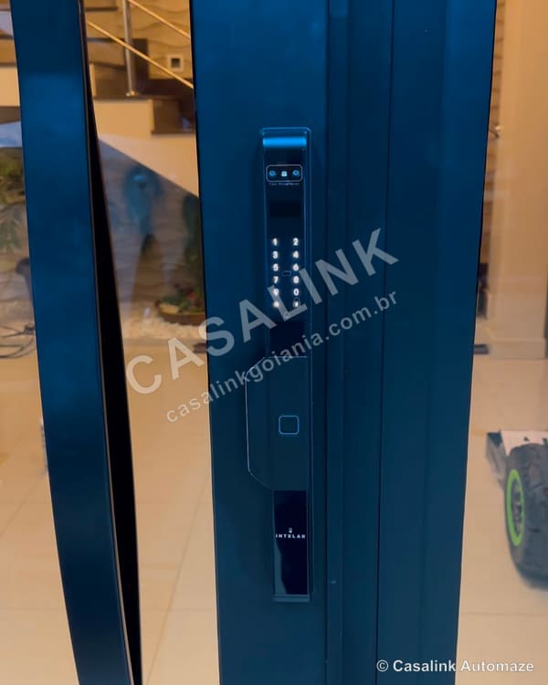 Fechadura digital instalada em porta pivotante de vidro