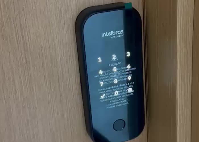 Fechadura Digital Intelbras MFR 2020 V instalada
