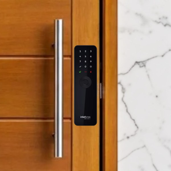 Fechadura Inteligente Intelbras MFR 3001 V instalada em porta pivotante