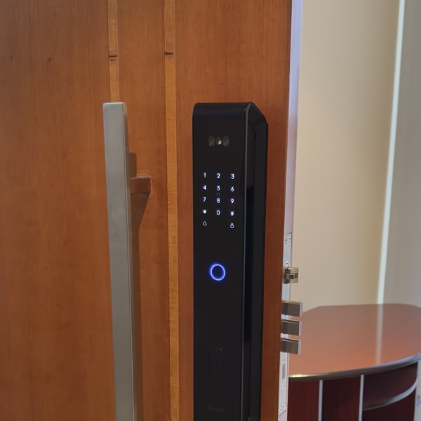 Fechadura Digital Ekaza Sirius T5331 com Reconhecimento Facial instalada em porta de madeira